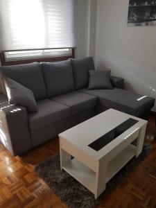 un soggiorno con divano e tavolino da caffè di Apartment in Fragoso street, very spacious and close to Samil. a Vigo