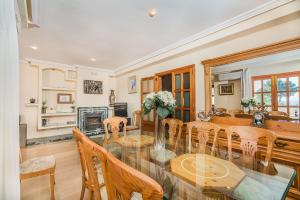 ein Esszimmer mit Tisch und Stühlen und einem Kamin in der Unterkunft Vistamar 5A - Puerto de Alcudia in Alcúdia