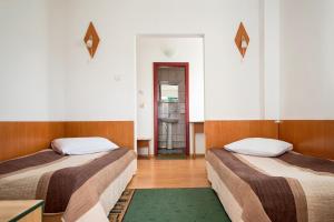 Postel nebo postele na pokoji v ubytování Hotel Beta + 10 fotografií