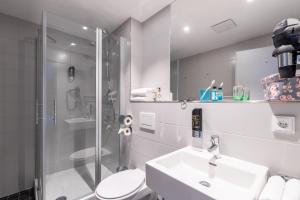 Koupelna v ubytování Serways Hotel Reinhardshain Nord + 5 fotografií