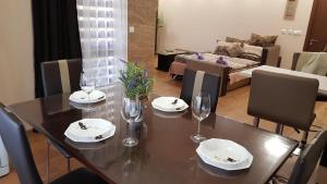 una mesa de comedor con platos y copas de vino en Studio Kamelia, en Kazanlak