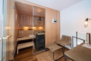 a small room with a desk and a chair at Ferien-Lodge Lindau - Private Sauna & nah am See in Lindau