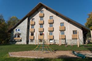 ein großes Gebäude mit einem Spielplatz davor in der Unterkunft ProFamily Hotel TOP Benecko in Benecko