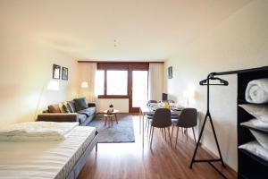 1 dormitorio con 1 cama y sala de estar en Charming and comfortable studio ideally located in Saillon, en Saillon