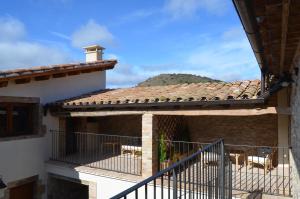 Elle offre une vue sur une maison dotée d'un balcon. dans l'établissement Cal Puó Turismo Rural, à Collsuspina