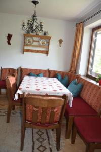 ein Esszimmer mit einem Tisch und einem Sofa in der Unterkunft Ferienhaus Dum in Leogang