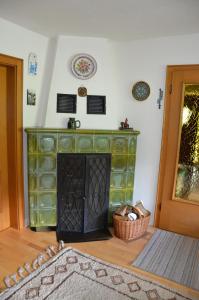 einen grünen Kamin im Wohnzimmer neben einer Tür in der Unterkunft Ferienhaus Dum in Leogang