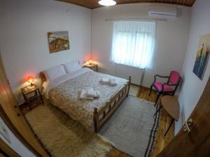 Tempat tidur dalam kamar di Breathtaking Lake View Cottage with a Fireplace Next to Ioannina City!