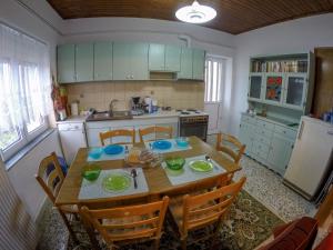 Kép Breathtaking Lake View Cottage with a Fireplace Next to Ioannina City! szállásáról Joáninában a galériában