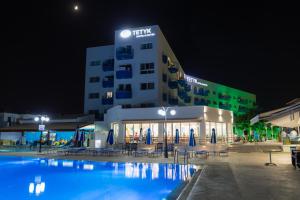 プロタラスにあるTETYK Hotelの夜間のスイミングプール付きのホテル