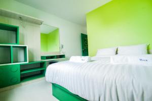 曼谷的住宿－賽文拉克酒店，卧室配有一张白色大床和电视。
