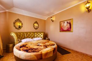 En eller flere senge i et værelse på Villa Mars Krasnodar