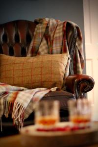 Sway的住宿－Hazelhurst Farm，一张桌子旁的沙发,上面有铺着铺盖的毯子