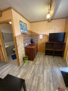 a room with a desk and a television in a room at Nakvynė Rokiškyje in Rokiškis