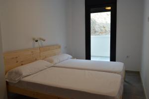 1 dormitorio con 2 camas y ventana en Luz del Cabo, en El Pozo de los Frailes
