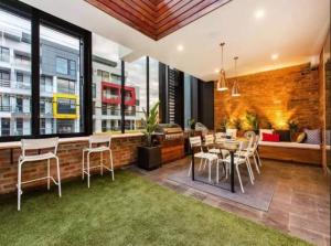 Gallery image of ReadySet Apartments at Glasshouse in Melbourne