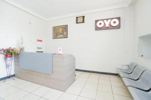 une salle d'attente dans une clinique ovo dans l'établissement SUPER OYO 2075 Graha Marina, à Surabaya