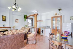 a living room with a couch and a table at Casa Villanueva 4 - Sólo Familias in Hozanejos