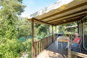 Balkón nebo terasa v ubytování Camping Le Parc des Monges