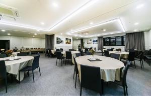CM Park Hotel餐厅或其他用餐的地方