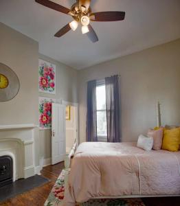 una camera da letto con un letto e un ventilatore a soffitto di Huge 5 bed, 5 bath in Historic Downtown Savannah a Savannah