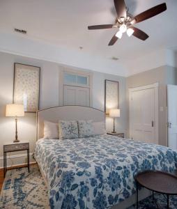 - une chambre avec un lit et un ventilateur de plafond dans l'établissement Huge 5 bed, 5 bath in Historic Downtown Savannah, à Savannah