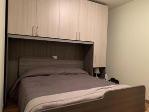 1 dormitorio con 1 cama grande y armarios blancos en La Casina di Montagna by Dimorra, en Rivisondoli