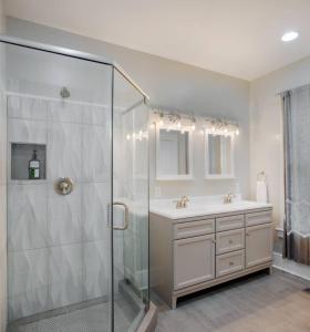 La salle de bains est pourvue d'une douche et d'un lavabo. dans l'établissement Huge 5 bed, 5 bath in Historic Downtown Savannah, à Savannah