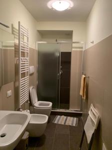 ein Badezimmer mit Dusche, Toilette und Waschbecken in der Unterkunft La Casina di Montagna by Dimorra in Rivisondoli + 23 Fotos