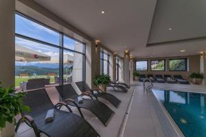 Bazén v ubytování Hotel Zbójnicówka nebo v jeho okolí