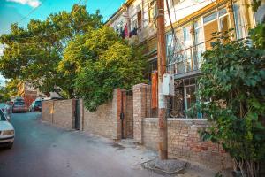 um edifício de tijolos com um telefone público numa rua em Blossom hostel em Tbilisi