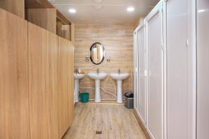 łazienka z 2 umywalkami i lustrem w obiekcie Blossom hostel w mieście Tbilisi City