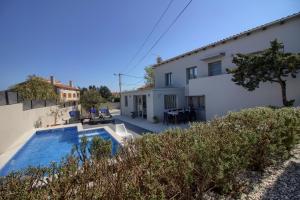 Πισίνα στο ή κοντά στο Charming villa Zoya with pool in Pula