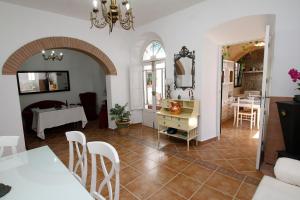 a living room with a table and a dining room at Casa Rural Mérida in Aljucén