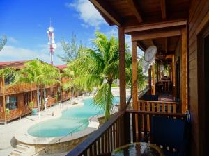 vistas a la piscina desde el balcón de un complejo en Cabañas Coconut by MIJ, en Isla Holbox