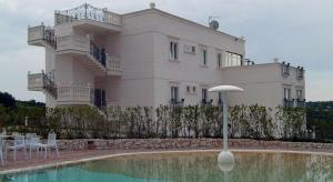 Bazén v ubytování Hotel Madonna Delle Grazie nebo v jeho okolí