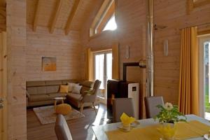 ein Wohnzimmer mit Sofa und Tisch in der Unterkunft Landhof Kling in Mödingen