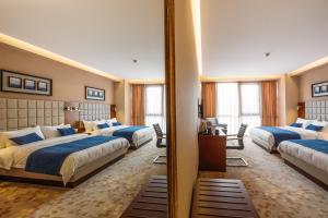 Кровать или кровати в номере Horizont Hotel Tbilisi