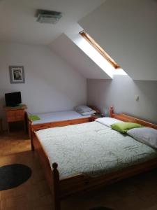 Postel nebo postele na pokoji v ubytování Guest House Kveder