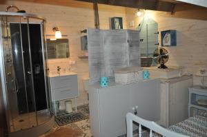 La salle de bains est pourvue d'une douche et d'un lavabo. dans l'établissement le studio d'Oihana, à Lauzun