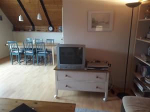 TV a/nebo společenská místnost v ubytování Vakantiehuis Reuzengebergte