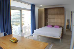 Postel nebo postele na pokoji v ubytování Agi Rescator Apartments + 37 fotografií