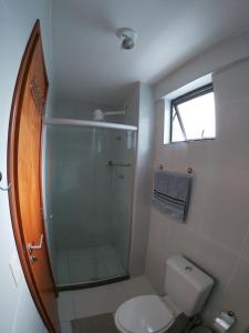 un bagno con doccia, WC e finestra di Golden Point a Recife Altre 44 foto