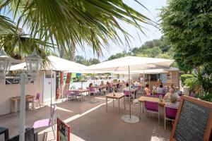 A restaurant or other place to eat at Camping Le Parc des Monges