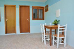 a dining room with a table and chairs at Pousada la Boheme Guarda do Embaú - SC in Guarda do Embaú