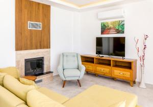 Et tv og/eller underholdning på Villa 3 Sleeps 4 Isolated Honeymoon-Villa Lale