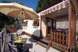 Camping Village Scaglieri的阳台或露台