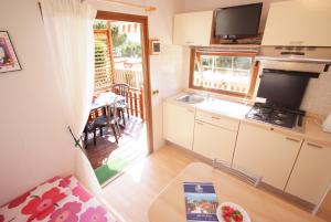 Camping Village Scaglieri的厨房或小厨房