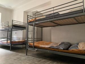 Двох'ярусне ліжко або двоярусні ліжка в номері Hostel Fontána