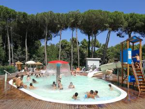 um grupo de pessoas numa piscina em Piomboni Camping Village em Marina di Ravenna